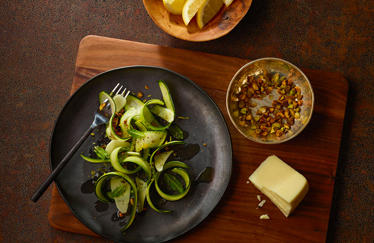 Zucchini-Carpaccio- Salat mit Olivenölspritzern und Zitrone